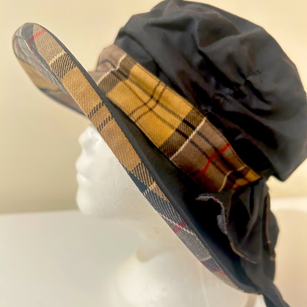 Barbour Women’s navy color hat. OS, 100% cotton. Authentic. New.